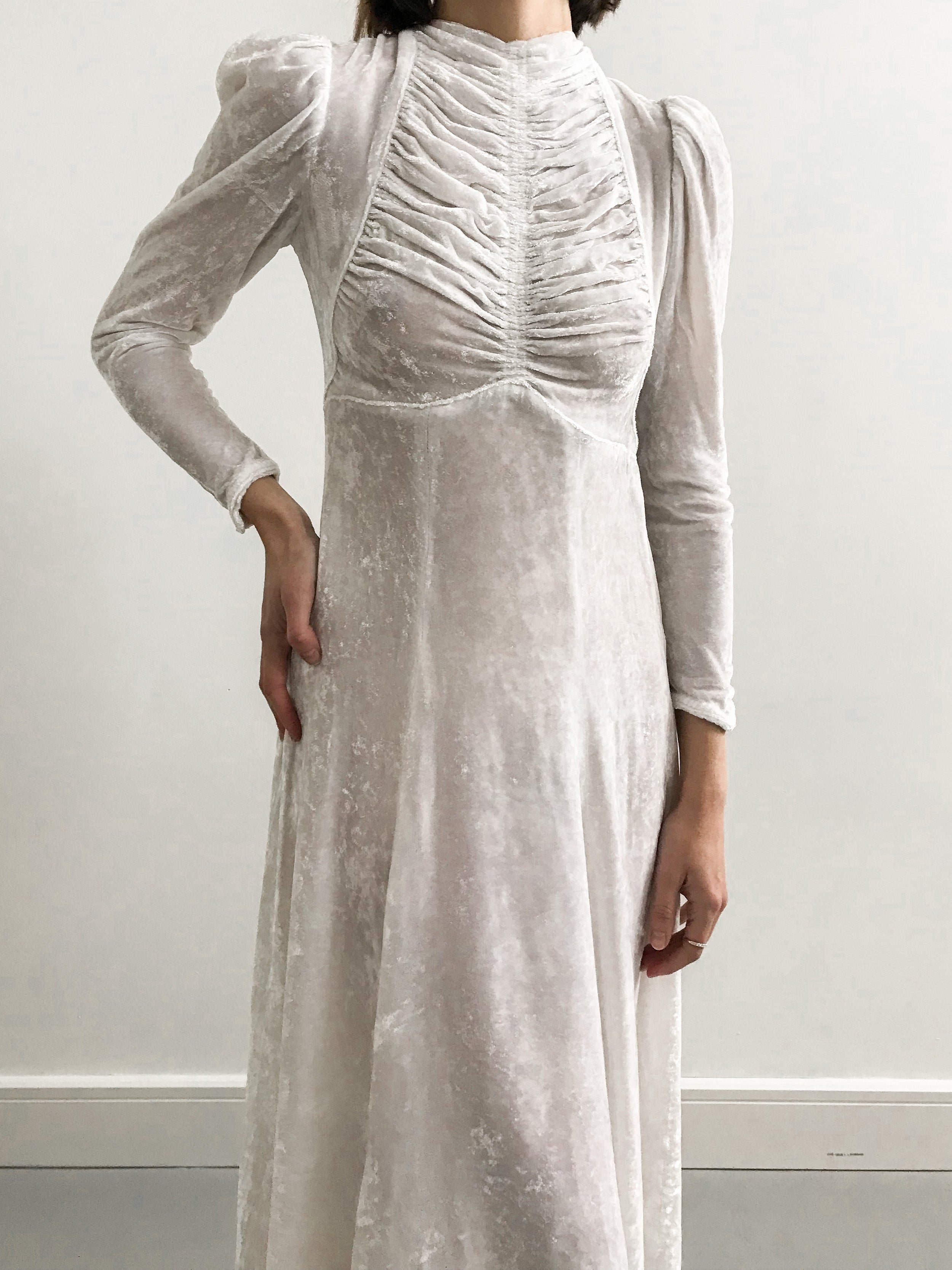 Custom Velvet Wedding Gown Long Sleeve Bridal Backless - Etsy | Bell sleeve wedding  dress, Velvet wedding dress, Long sleeve bridal gown